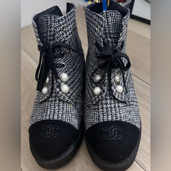 CHANEL 20B Tweed Fabric Cap Toe Pearl Lace Up Ankle Bootie Boots Shoes - Picture 5 of 12
